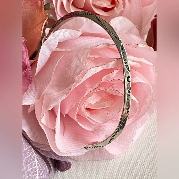 Vintage 🌸 STERLING Silver Carinated Sun Stamped 4mm Cuff Navajo Bracelet 9.53g - Picture 2 of 4